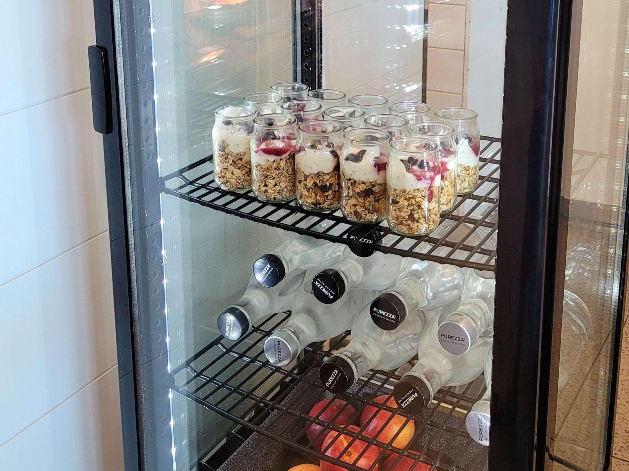 Pullman Magenta Shores Resort Entrance Exterior foto A glass door refrigerator